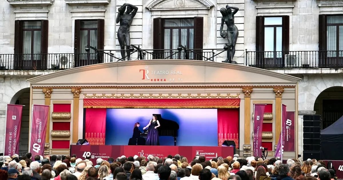 Éxito rotundo en la Plaza Porticada con el concierto lírico de La Carroza del Teatro Real