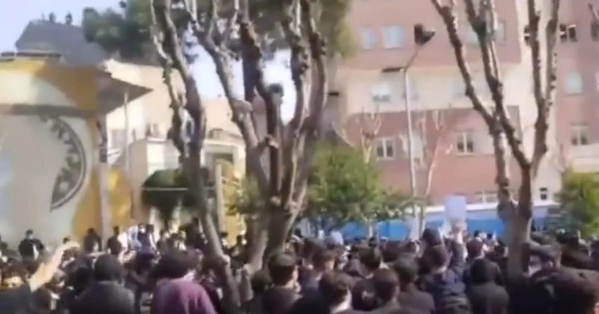 Estudiantes iraníes retoman protestas en Teherán en medio de represión y tensiones internacionales