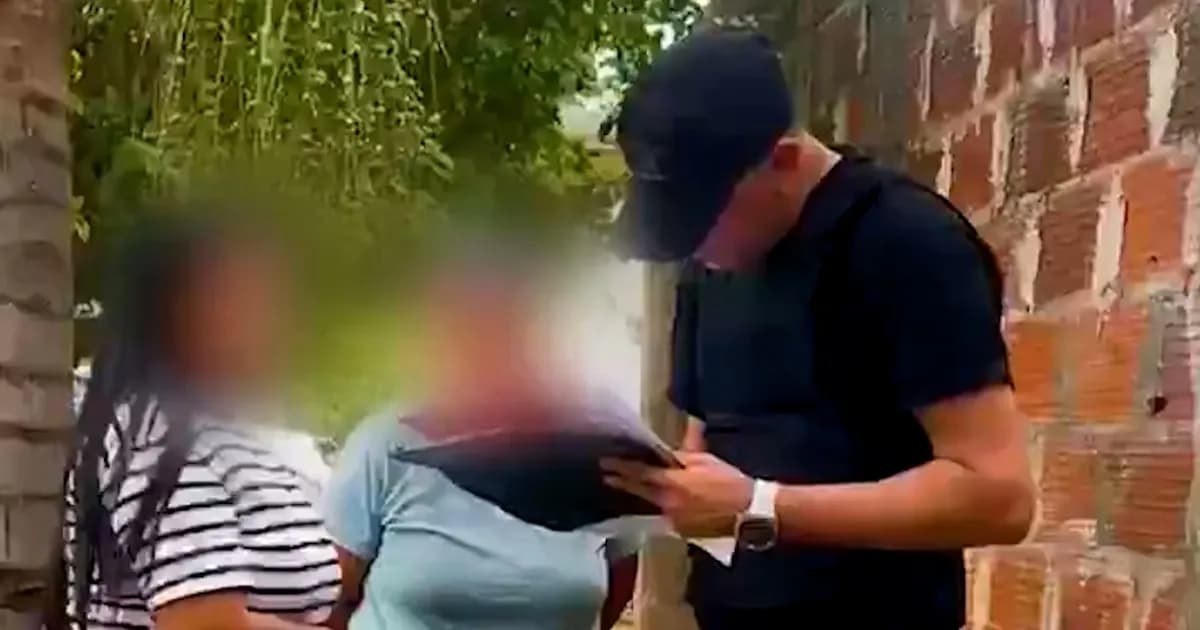 Una abuela reprende a su nieto por amenazas a una escuela y una millonaria deuda
