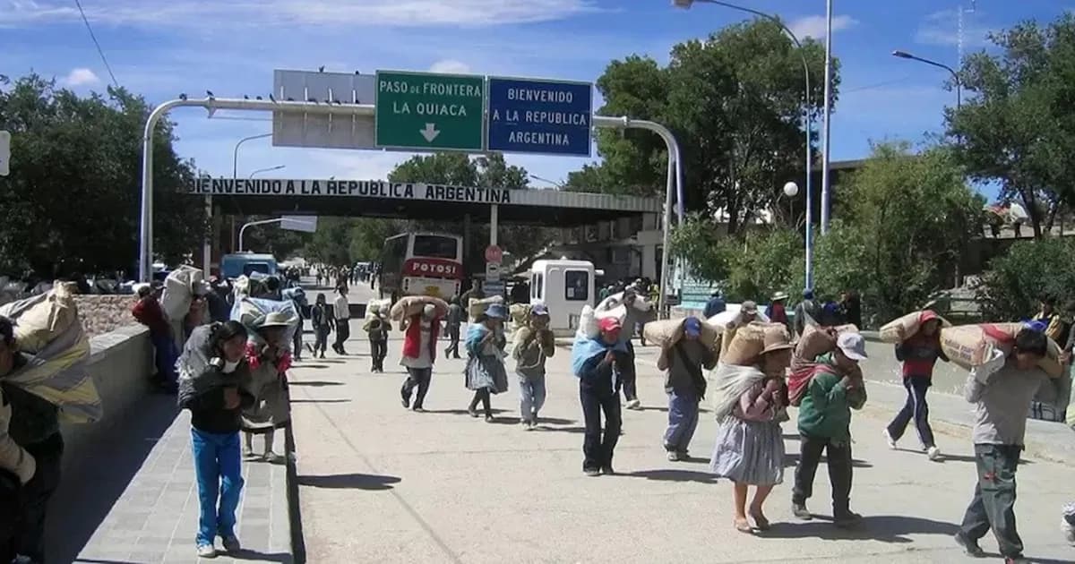 Transportistas bolivianos bloquean frontera con Argentina por crisis de combustible