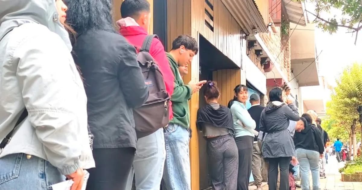 Largas filas bajo la lluvia en busca de empleo en un frigorífico de Moreno