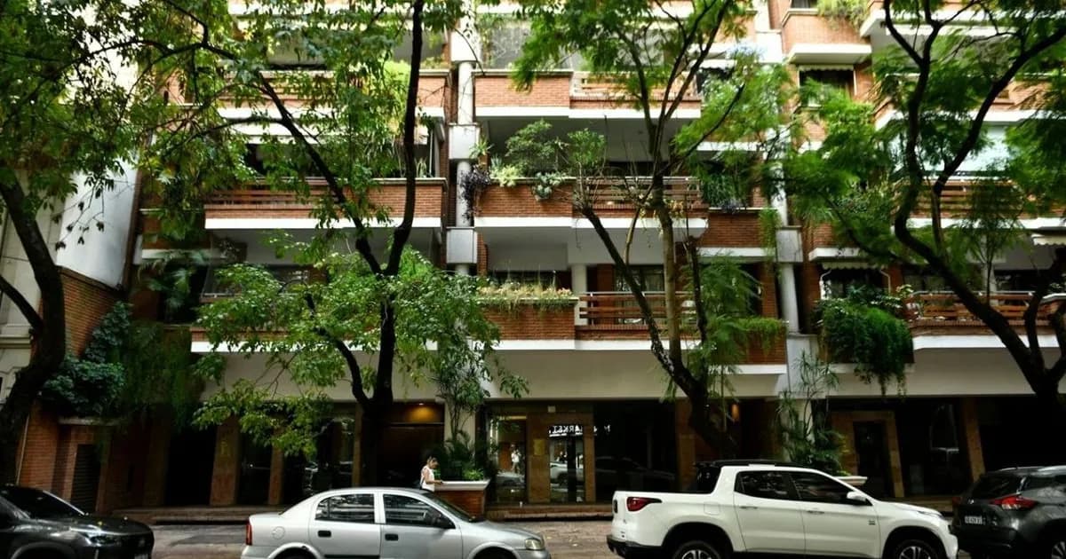 Manuel Adorni en la mira por gastos millonarios en muebles para su departamento