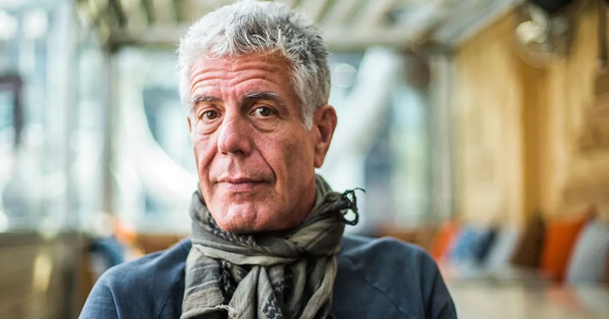 Anthony Bourdain: Un Brindis por el Héroe de la Autenticidad