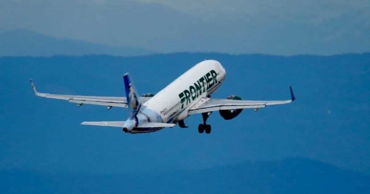 Accidente aéreo en Denver: un avión atropella a un peatón y provoca un incendio
