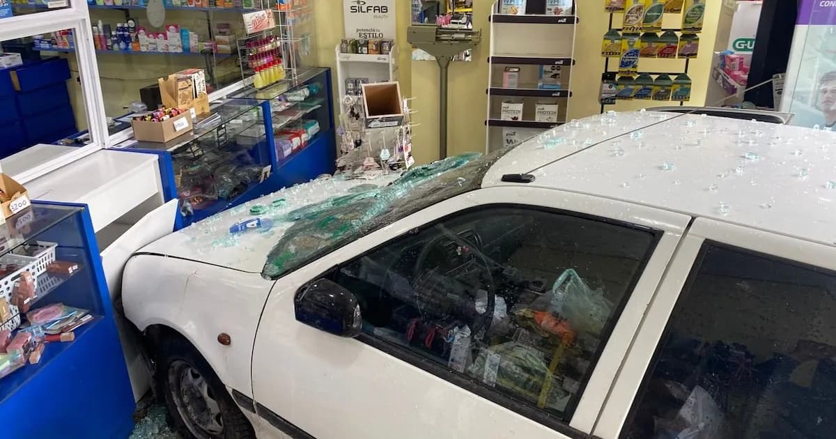 Impactante choque de auto termina en el interior de una farmacia en La Plata