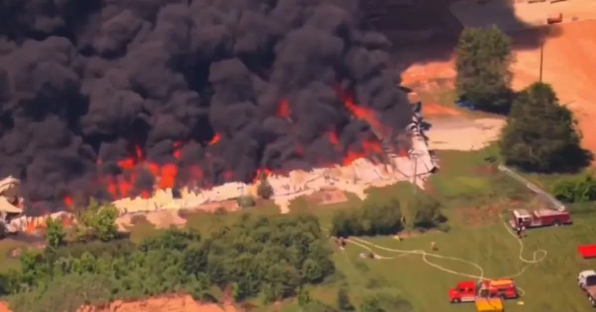 Incendio devasta planta de reciclaje en Tennessee: evacuaciones y consecuencias laborales severas