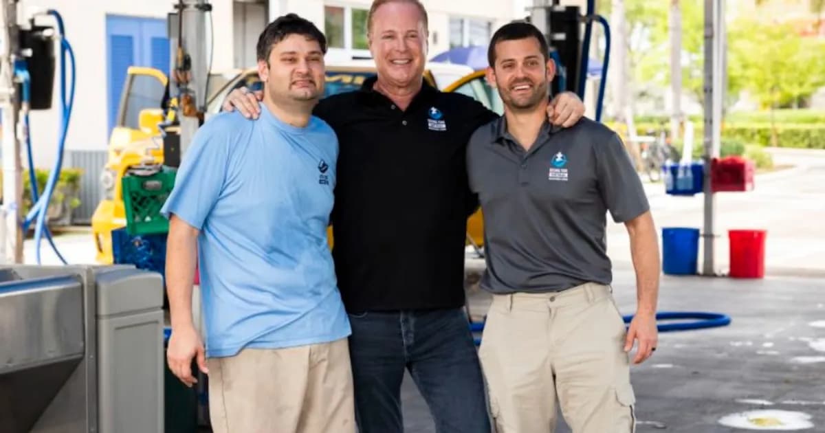 Un lavadero de autos en Florida impulsa la inclusión laboral para personas con autismo