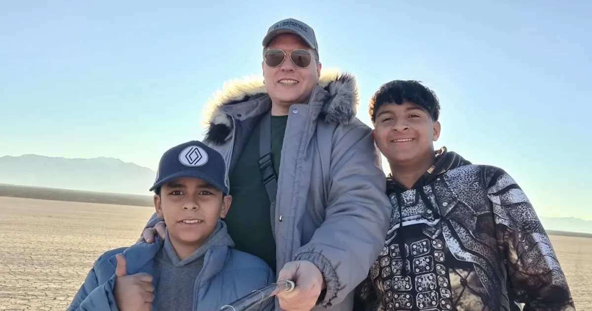 La conmovedora historia de un hombre que eligió ser padre de tres adolescentes