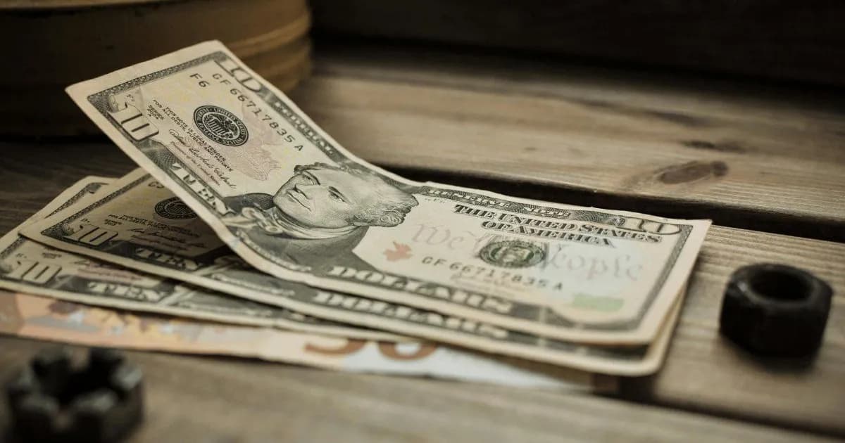 El dólar oficial desciende y marca la mayor brecha cambiaria en un año