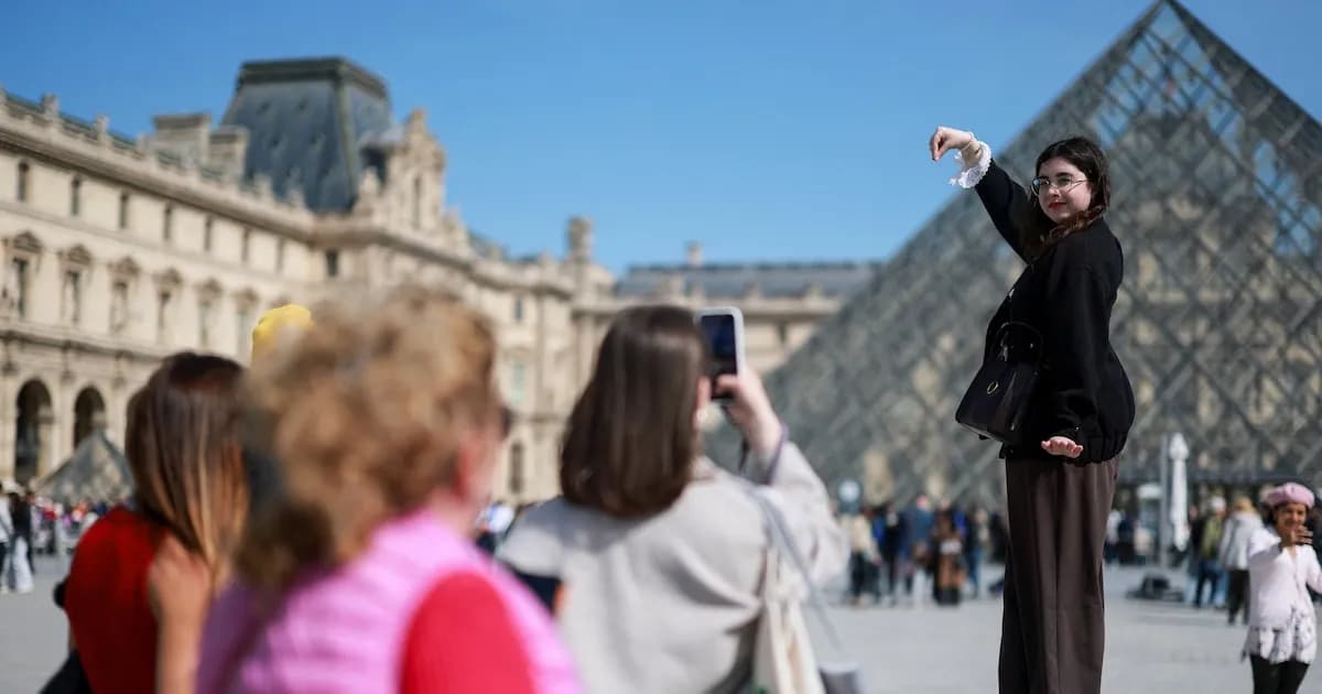 El Louvre bajo la lupa: críticas por la seguridad tras el robo de joyas históricas