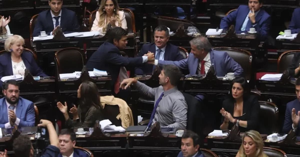 La Libertad Avanza busca proteger a Manuel Adorni en medio de tensiones legislativas