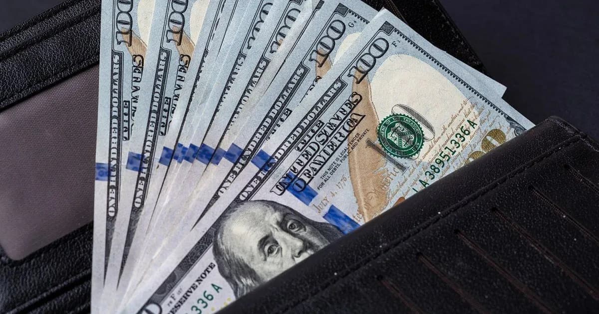 El dólar oficial se mantiene por debajo de $1.400, consolidando la estabilidad cambiaria