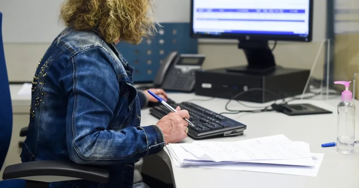 El empleo registrado muestra leve aumento en febrero gracias al sector público y hogares