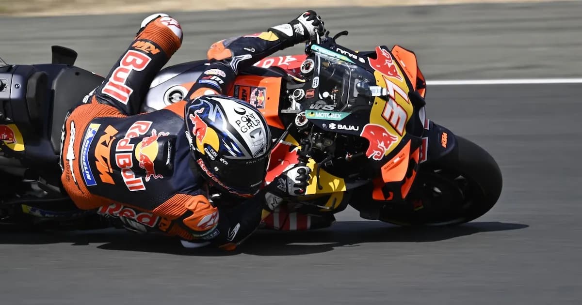 Pedro Acosta brilla en un viernes complicado en Montmeló
