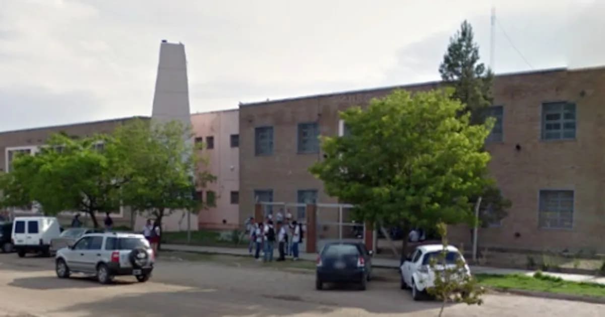 Tragedia en Córdoba: adolescente fallece tras caerle un arco de fútbol en el colegio