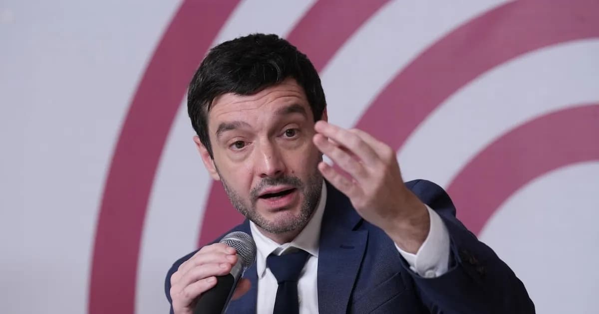 Bustinduy insta a Junts a reconsiderar su postura sobre el escudo social