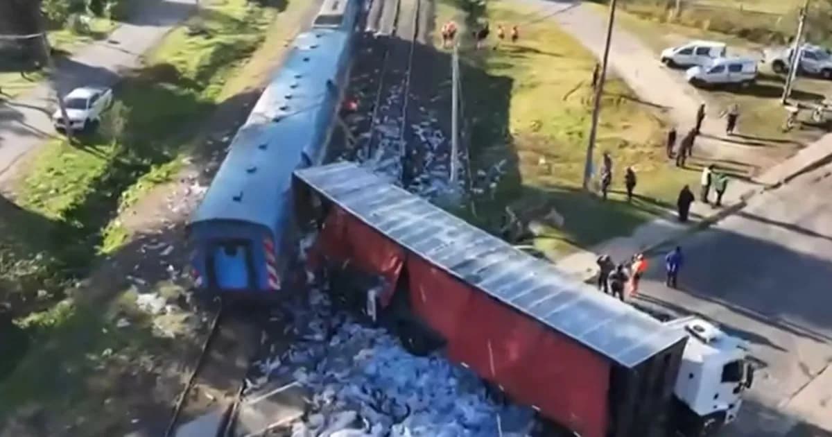 Accidente ferroviario en Pilar: tren embiste camión y causa desorden en la zona