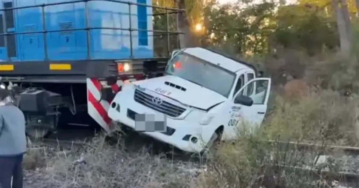 Tragedia en Mendoza: tren embiste camioneta y la arrastra 100 metros en un cruce peligroso