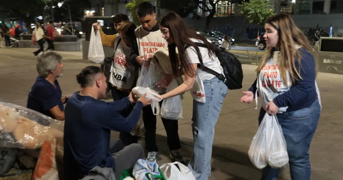 Iniciativa solidaria de la UBA: Plato Caliente alimenta a personas en situación de calle