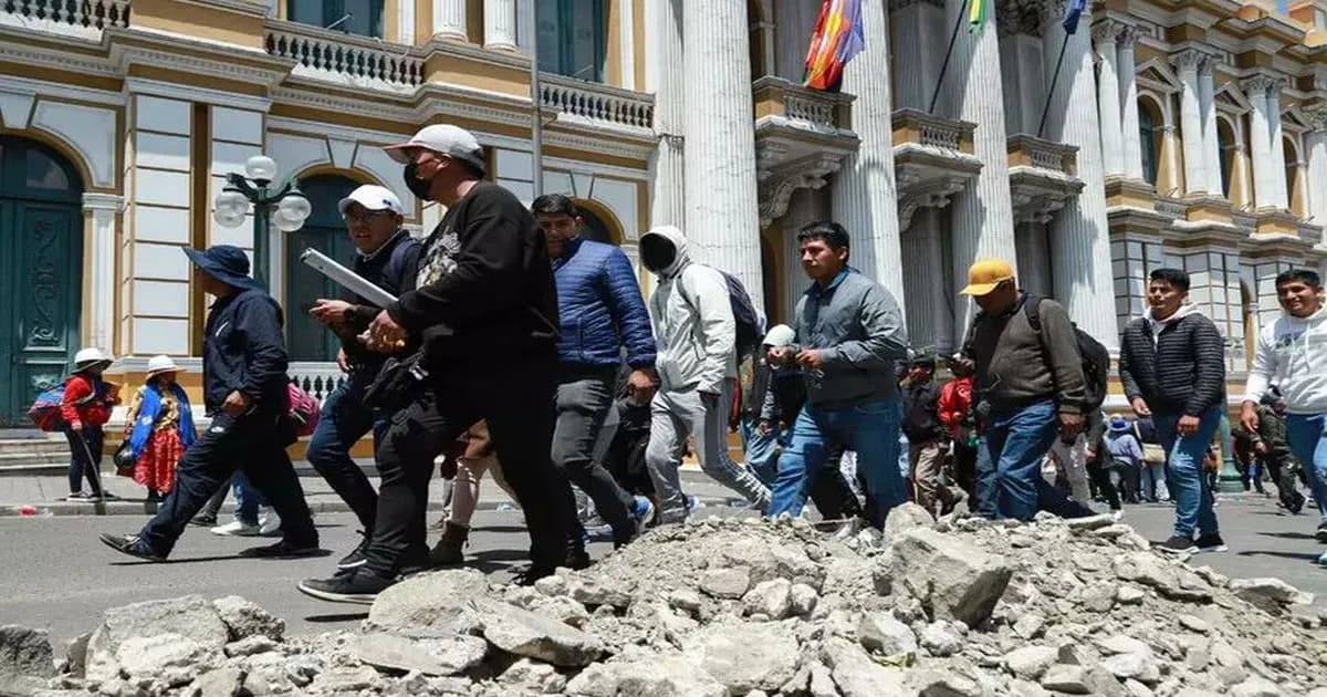 Crisis en Bolivia: La Policía enfrenta a manifestantes que piden la renuncia de Rodrigo Paz