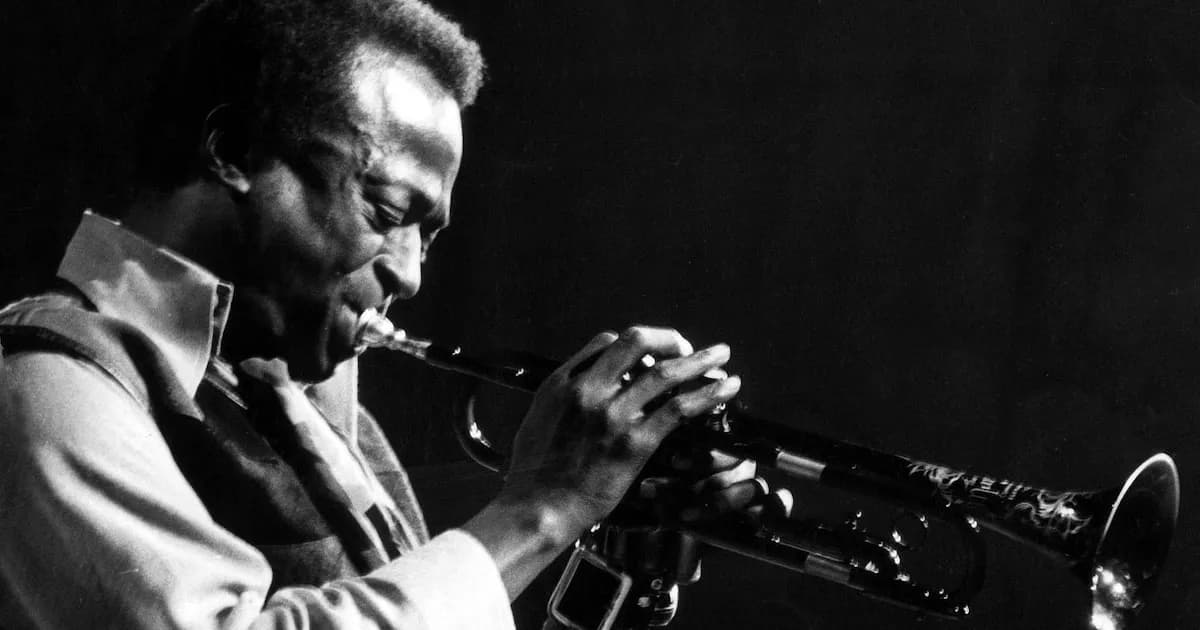 Miles Davis: Un siglo de un ícono que transformó el jazz y el silencio