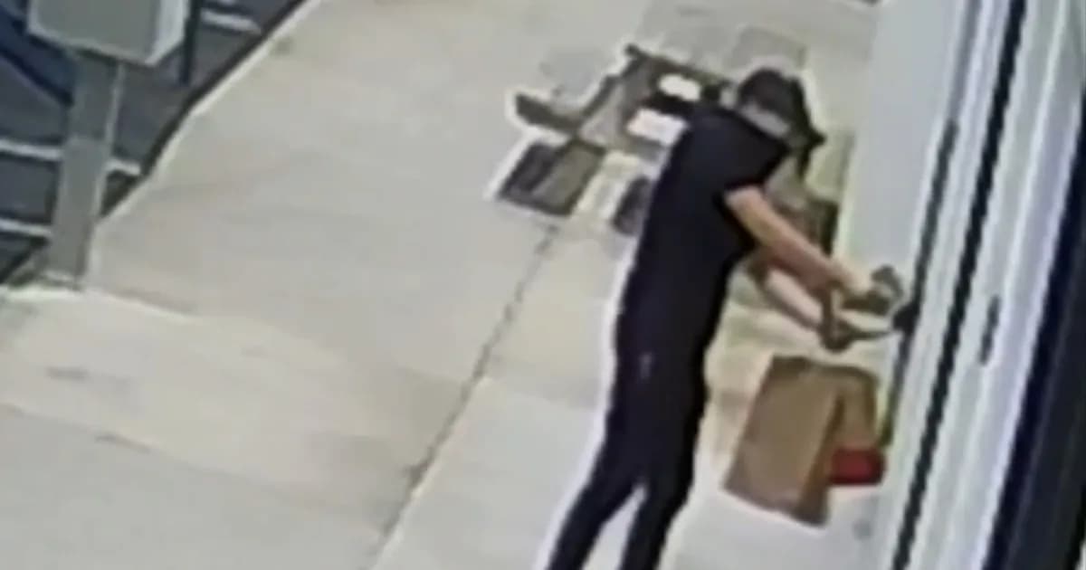Un robo sorprendente: un hombre asalta tienda de cartas Pokémon con motosierra