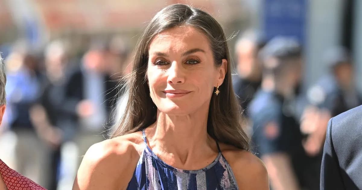 La Reina Letizia deslumbra en la Feria del Libro con un vestido tie dye que resalta su figura