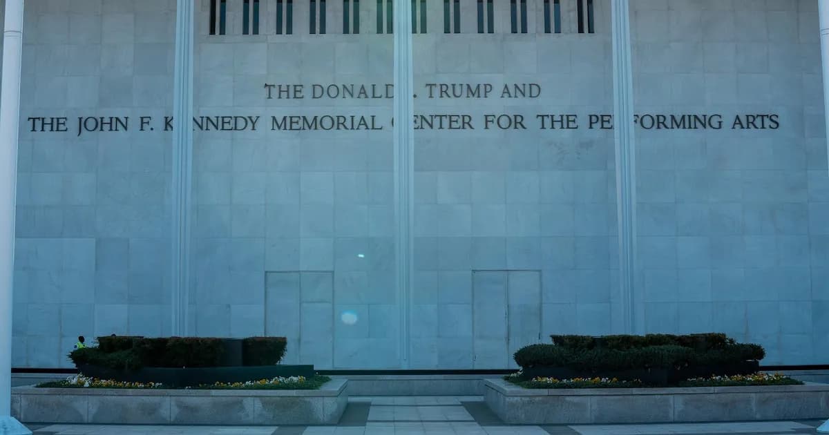 Trump critica al juez que bloqueó la reforma del Kennedy Center y advierte sobre su futuro