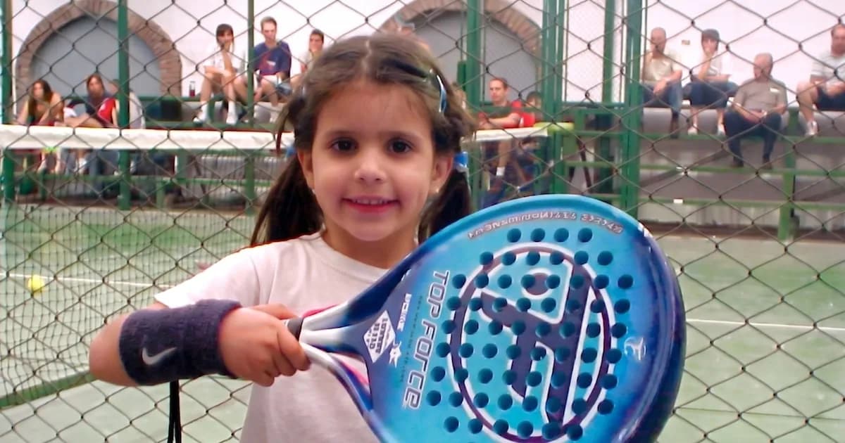 Delfina Brea: Dejar la adolescencia para alcanzar la cima del pádel mundial
