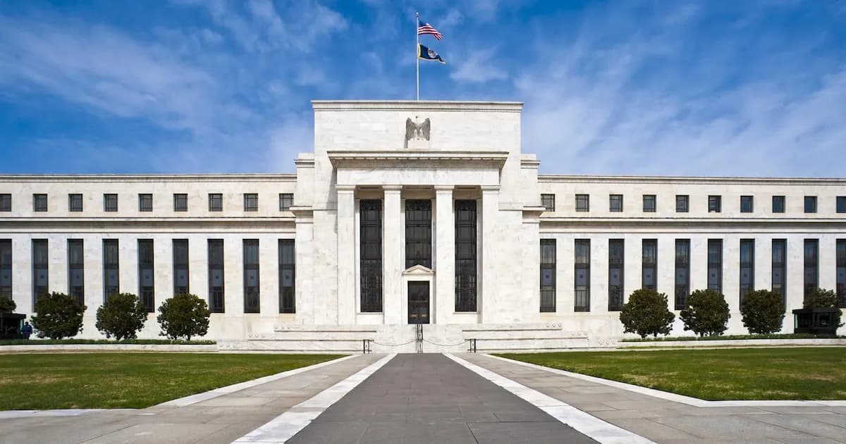 La Fed no descarta elevar las tasas de interés, generando tensión con Trump