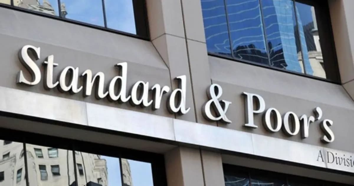 Otra calificadora mejoró la nota de la deuda soberana argentina: S&P la elevó a B-
