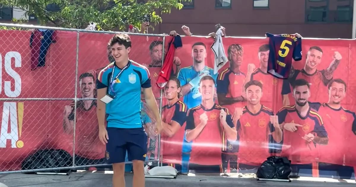 Un youtuber se disfrazó de Gavi y firmó autógrafos a hinchas en Atlanta