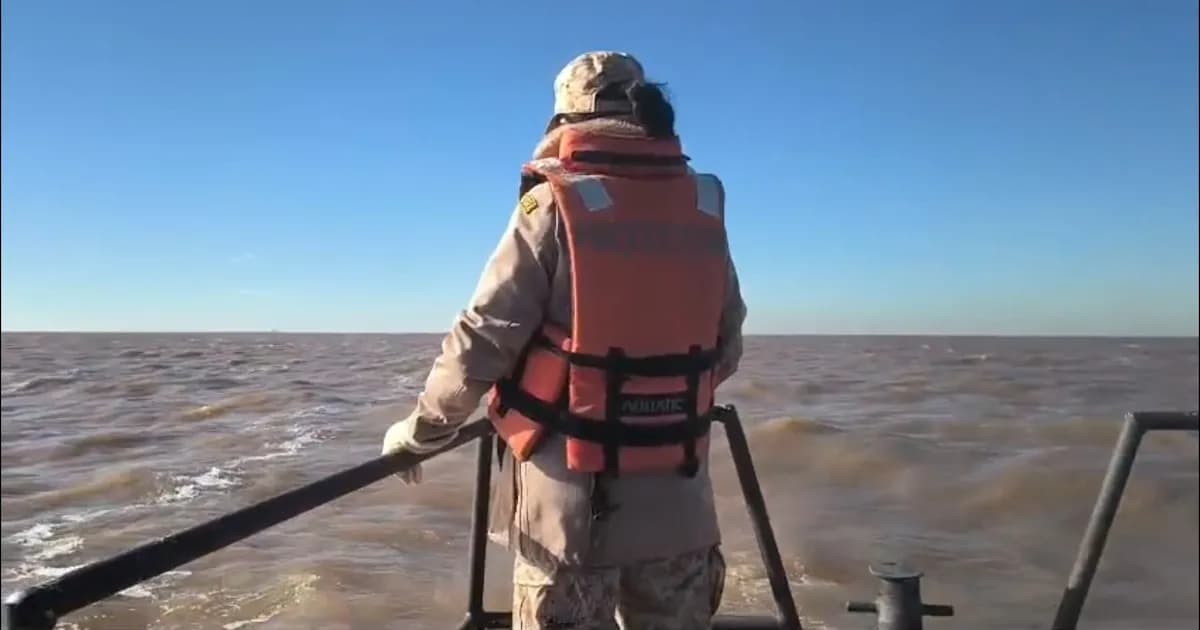 Búsqueda intensiva de una embarcación perdida en el Río de la Plata con cinco tripulantes