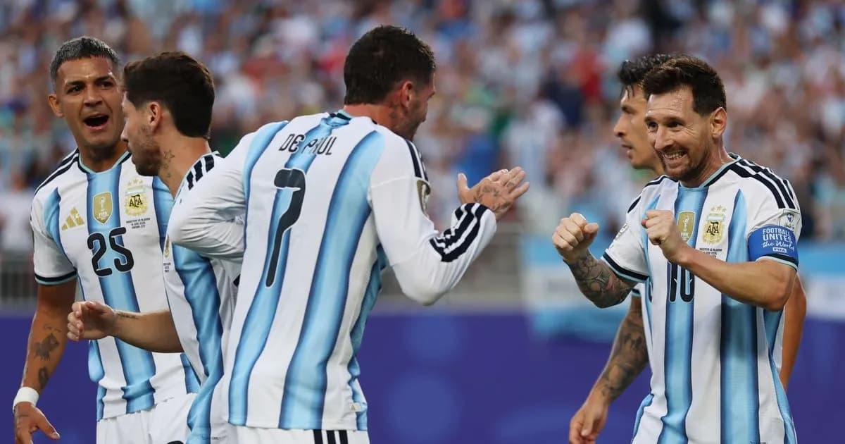 Argentina inicia con fuerza su defensa del título mundial ante Argelia con un Messi imparable