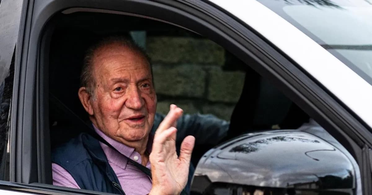 El Rey Juan Carlos regresa a España para una prolongada visita en medio de la primavera