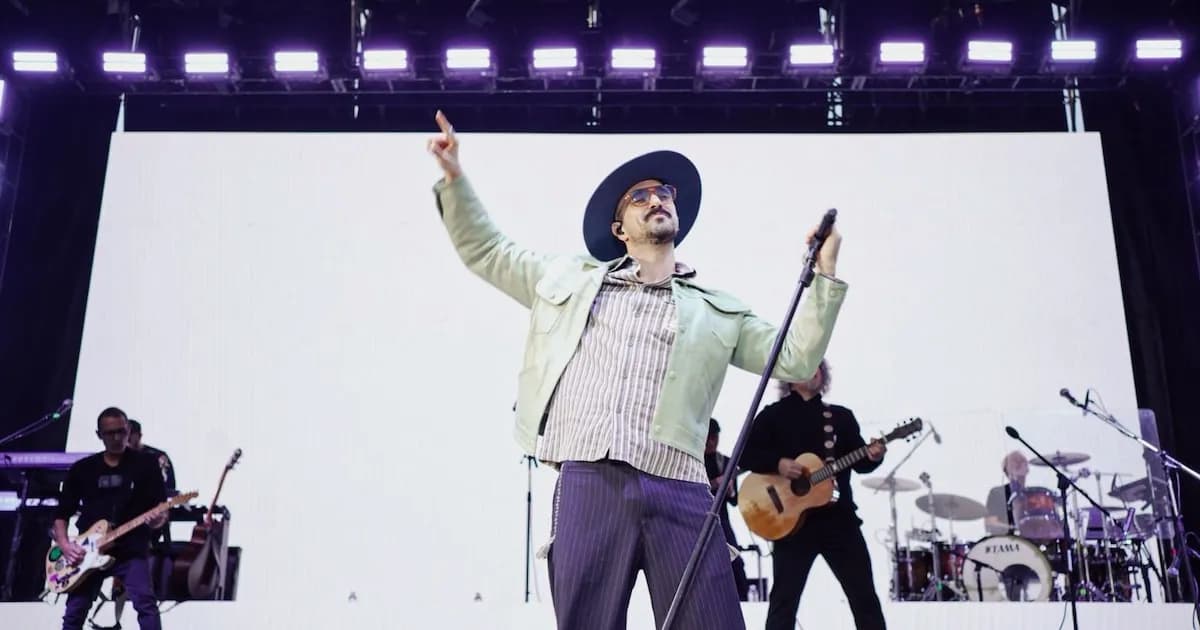Abel Pintos deslumbró en Rosario con un homenaje a la Bandera y al Indio Solari