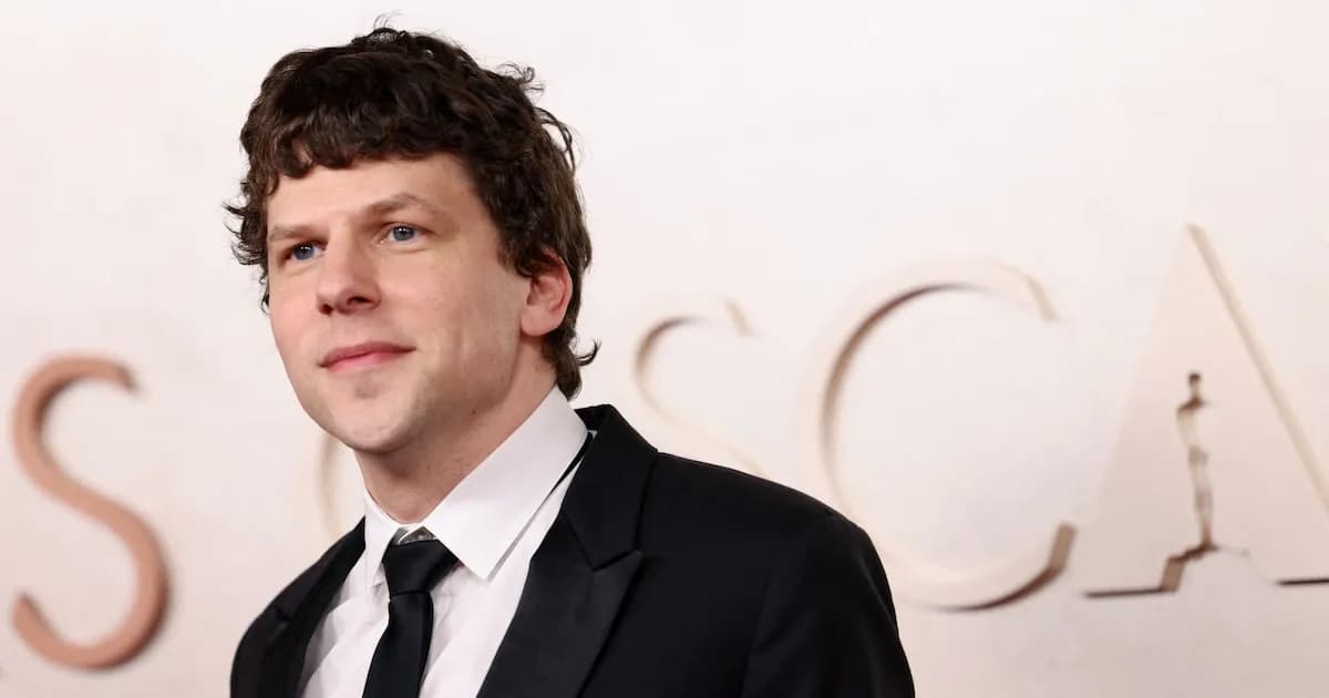 Jesse Eisenberg reflexiona sobre su carrera y su próxima película en Hot Ones