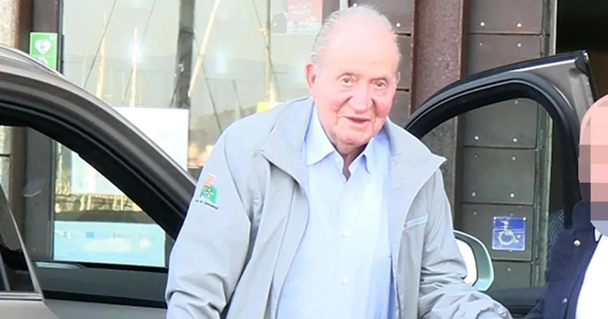 Juan Carlos I se muestra molesto con la prensa durante su estancia en Sanxenxo