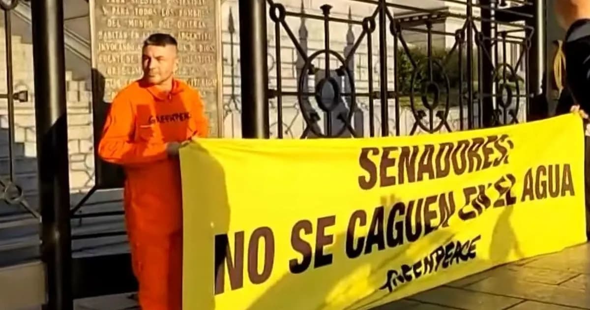 Protesta ambiental en el Congreso por la modificación de la Ley de Glaciares
