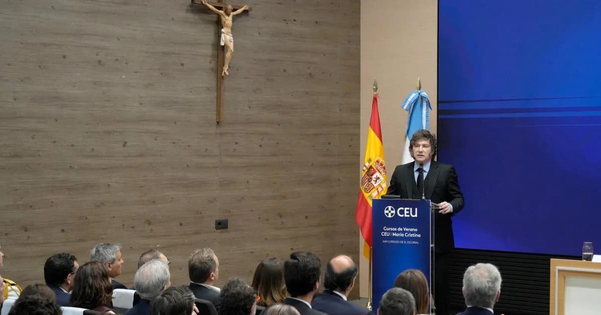 Milei defiende a Adorni y critica al socialismo en su paso por España