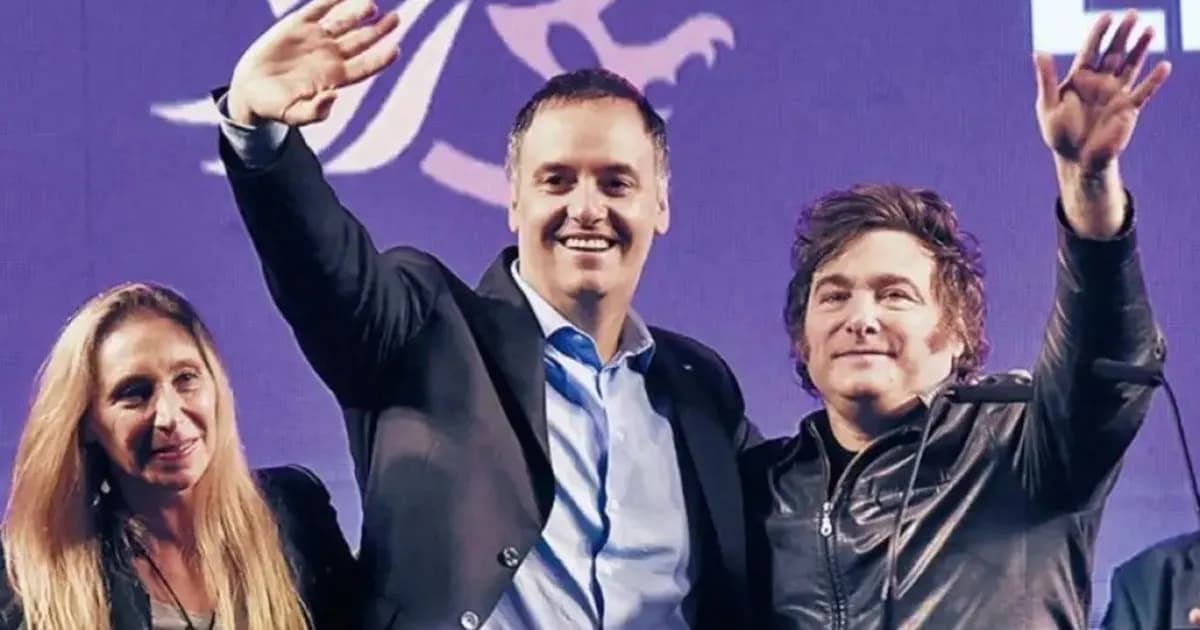 Milei regresa a Buenos Aires para definir el futuro de Manuel Adorni en Olivos