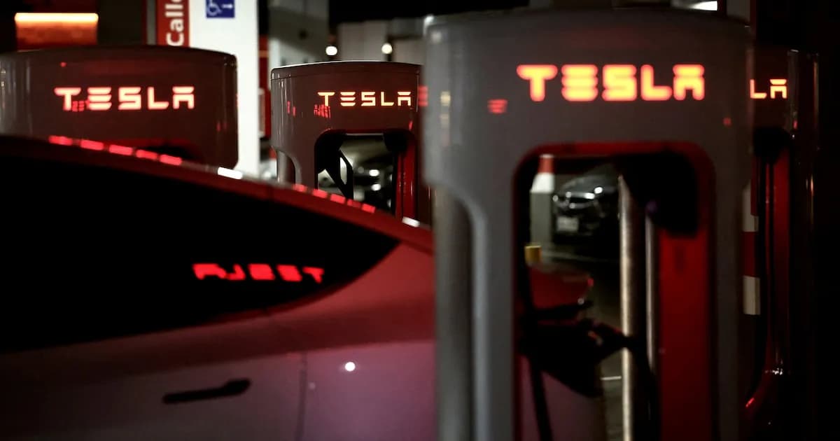 Tesla avanza hacia la conducción autónoma total con nuevas mejoras en su software