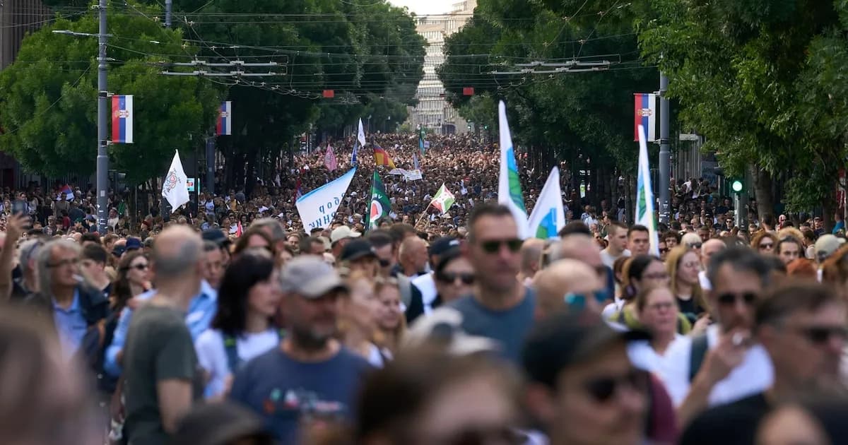 Protestas en Serbia: Miles de ciudadanos desafían al Gobierno de Vucic tras su anuncio de renuncia