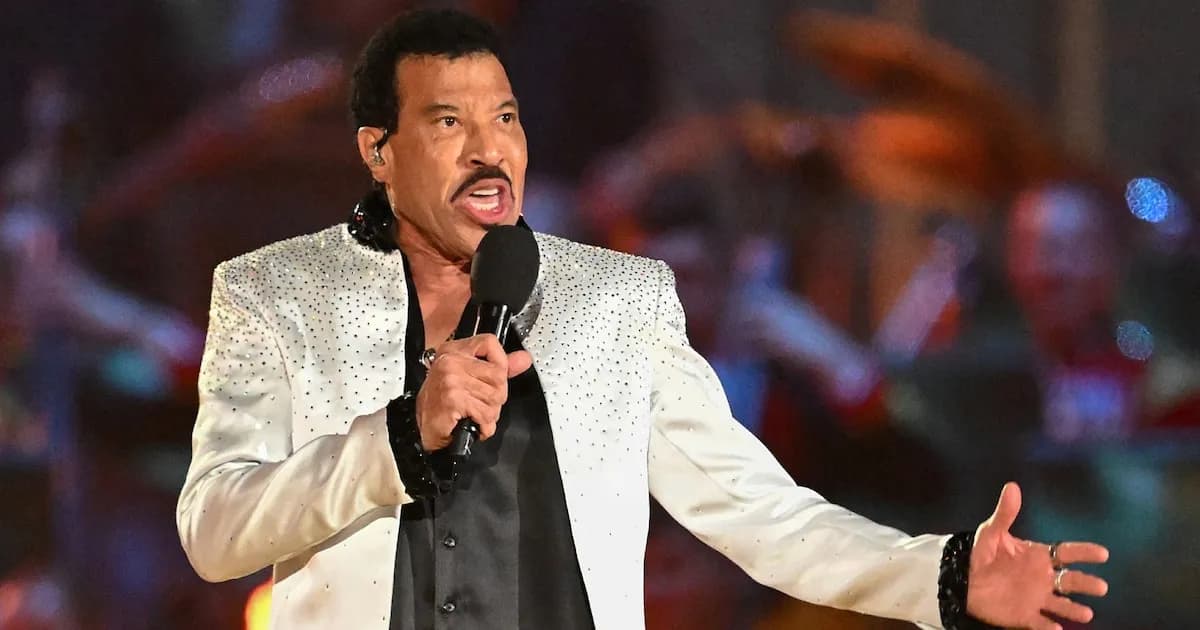 La exesposa de Lionel Richie tranquiliza sobre su salud tras incidente en concierto