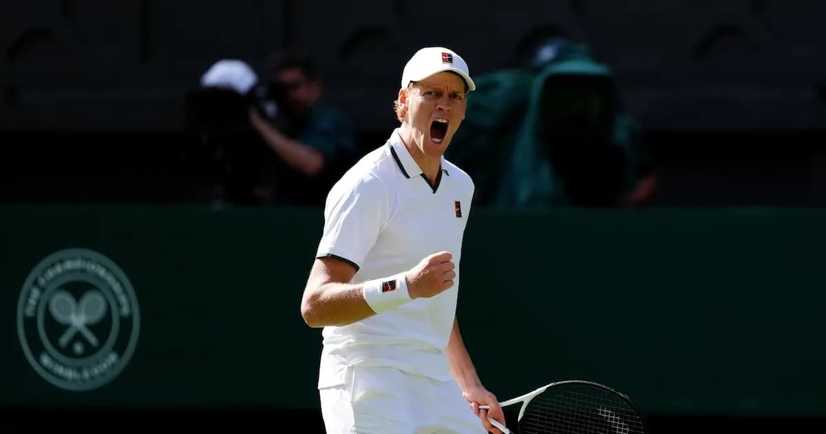 Sinner inicia con dificultades en Wimbledon, mientras Djokovic cede un set