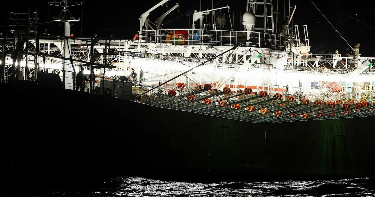 Casi 400 barcos pesqueros chinos amenazan la biodiversidad marina frente a Perú y Ecuador