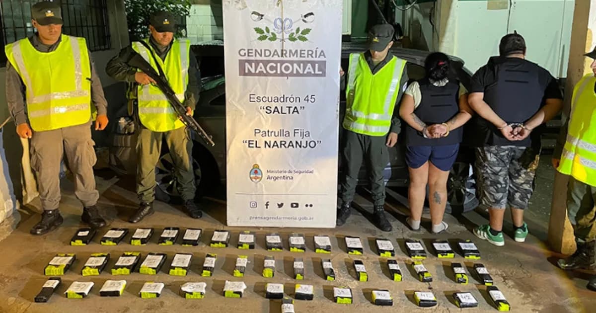 Detienen a empleado municipal y una mujer por transporte de 34 kilos de cocaína en Salta