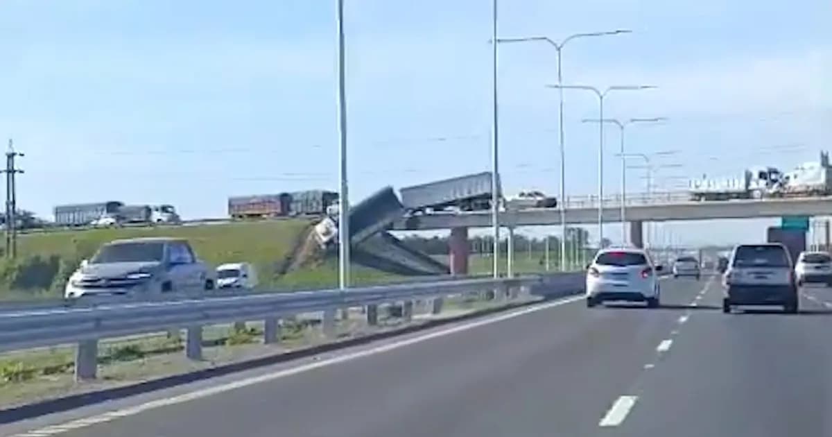 Camión colgando de un puente en Santa Fe genera caos en la autopista Rosario-Santa Fe