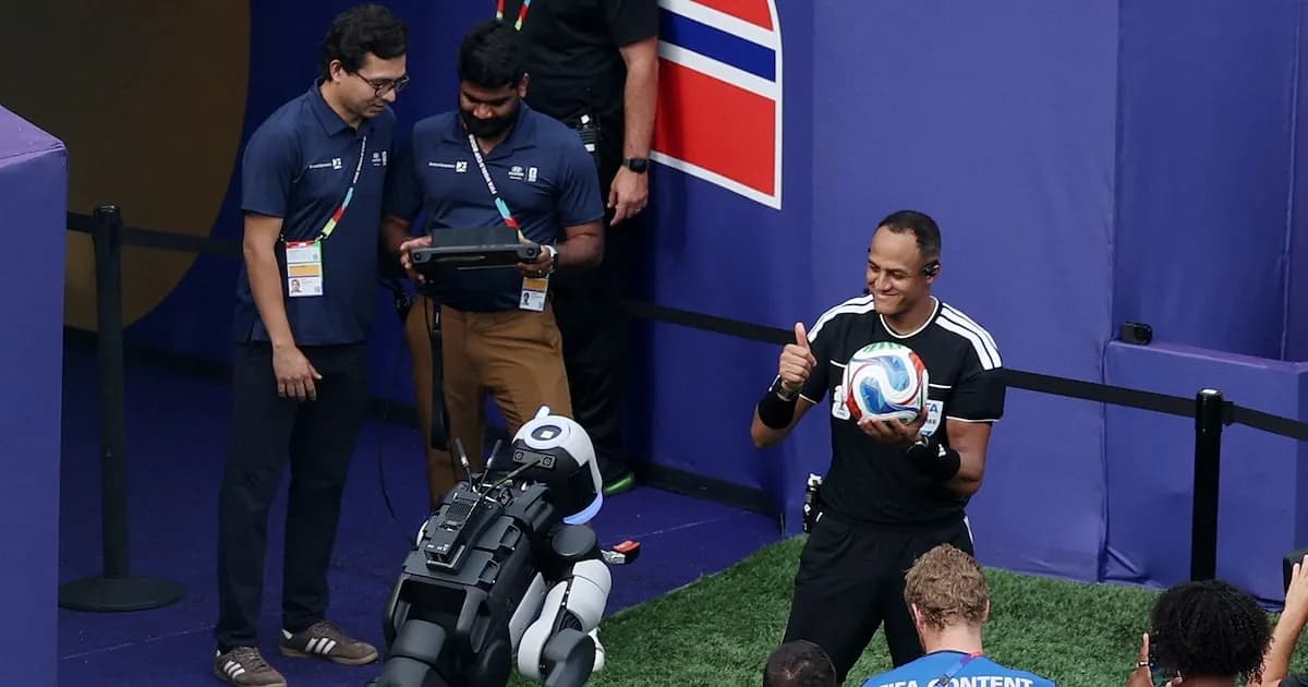 Un robot sorprende en la Copa Mundial al entregar el balón en Brasil-Noruega