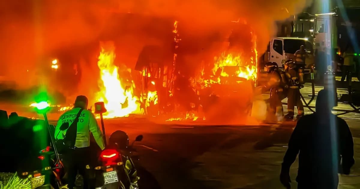 Incendio de autobús en la Panamericana genera alerta en El Salvador